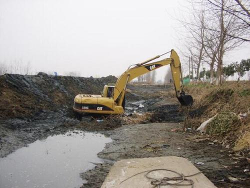 淤泥快速脱水固化施工设备能就近解决了围垦工程中围区吹填的土方
